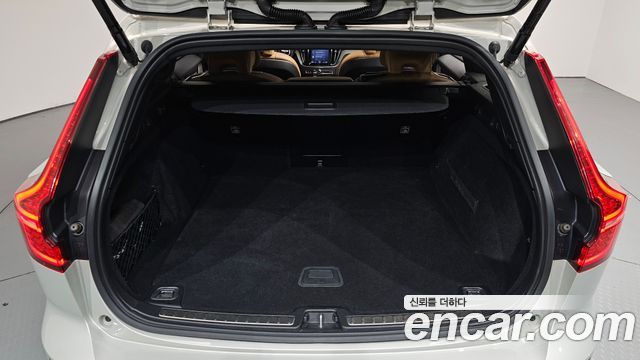 Volvo V60 2020 — photo 26