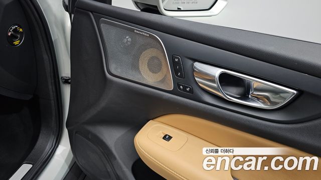 Volvo V60 2020 — photo 35