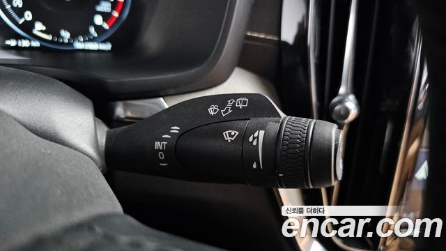 Volvo V60 2020 — photo 36