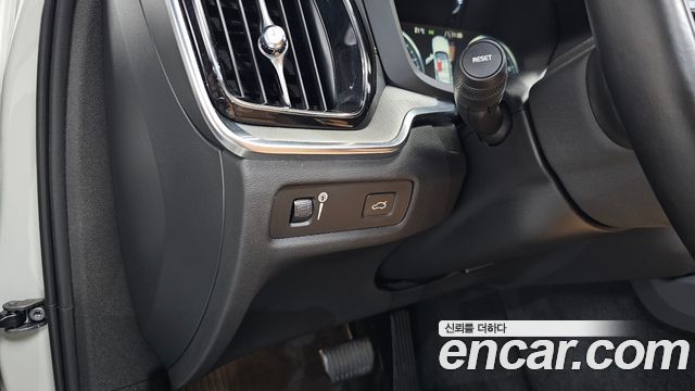 Volvo V60 2020 — photo 40