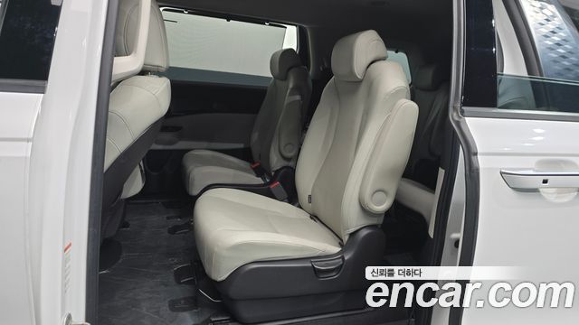 Kia Canival 2021 — photo 17