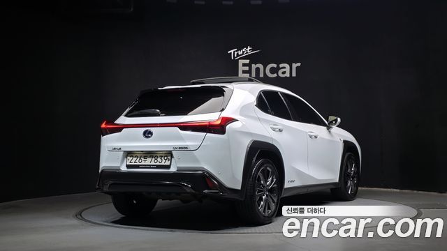 Lexus UX 2022 — photo 2