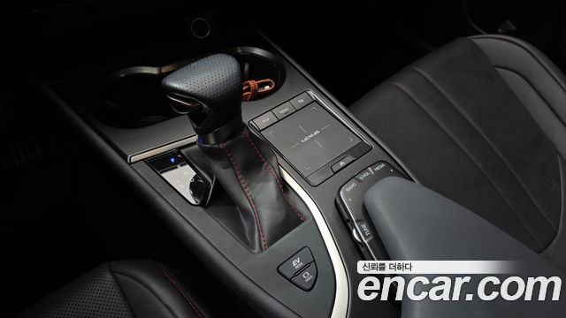 Lexus UX 2022 — photo 12