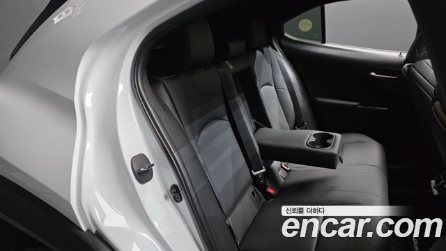 Lexus UX 2022 — photo 17