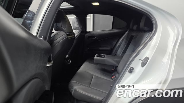Lexus UX 2022 — photo 18