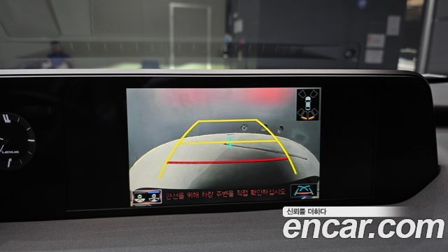 Lexus UX 2022 — photo 20
