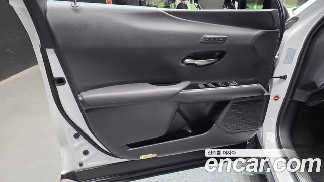 Lexus UX 2022 — photo 14