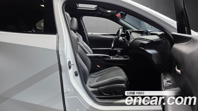 Lexus UX 2022 — photo 16