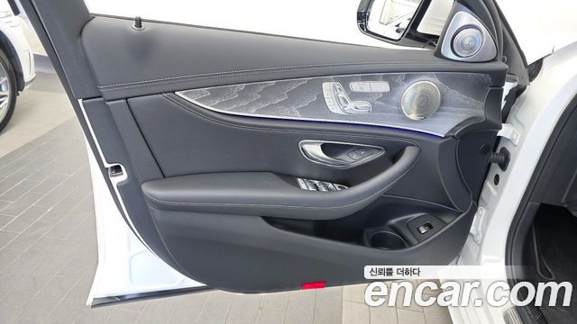 Mercedes-Benz E-Class 2021 — photo 14