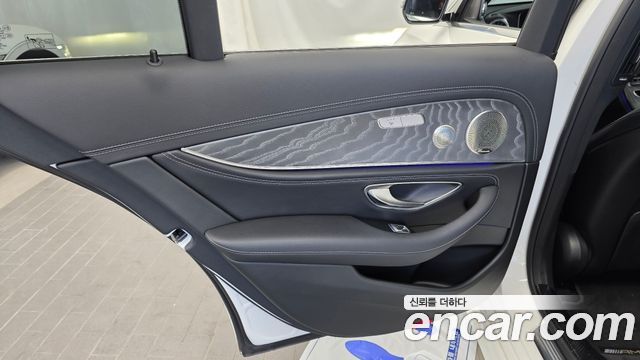 Mercedes-Benz E-Class 2021 — photo 15