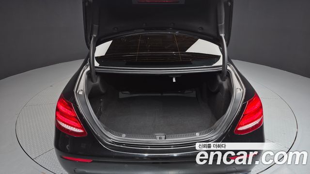 Mercedes-Benz E-Class 2018 — photo 20