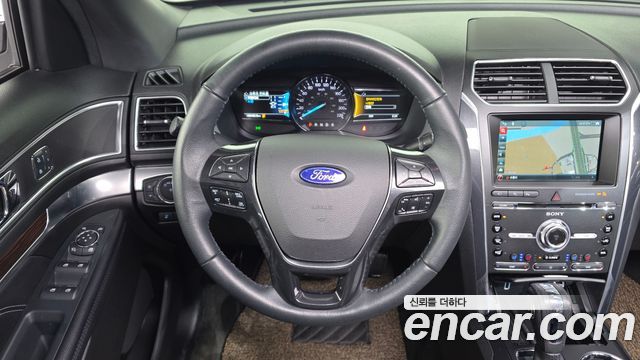 Ford Explorer 2018 — photo 20