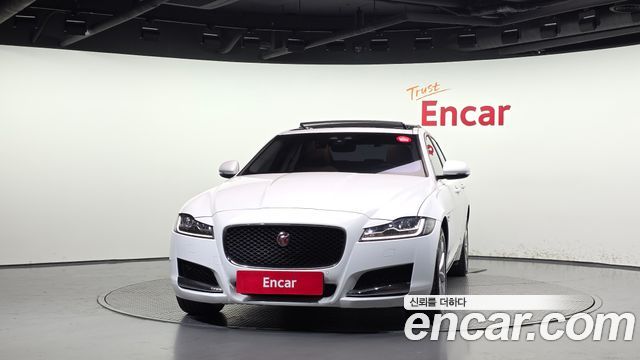 Jaguar XF 2019 — photo 3