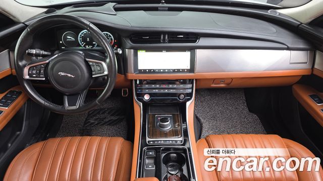 Jaguar XF 2019 — photo 7