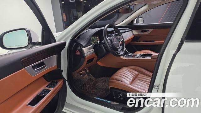 Jaguar XF 2019 — photo 10