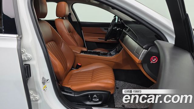 Jaguar XF 2019 — photo 11
