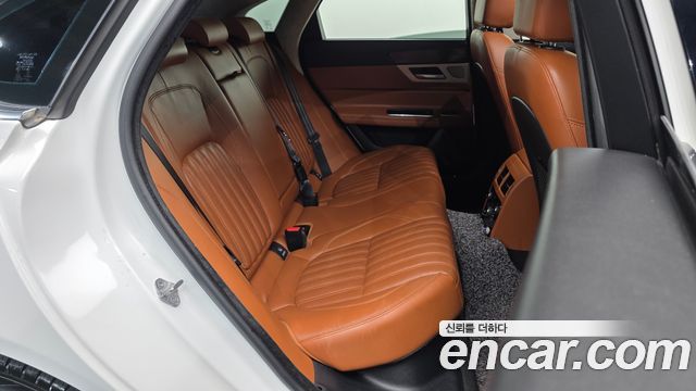 Jaguar XF 2019 — photo 12