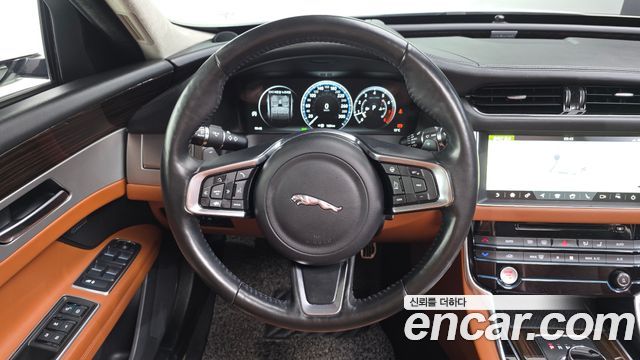 Jaguar XF 2019 — photo 13