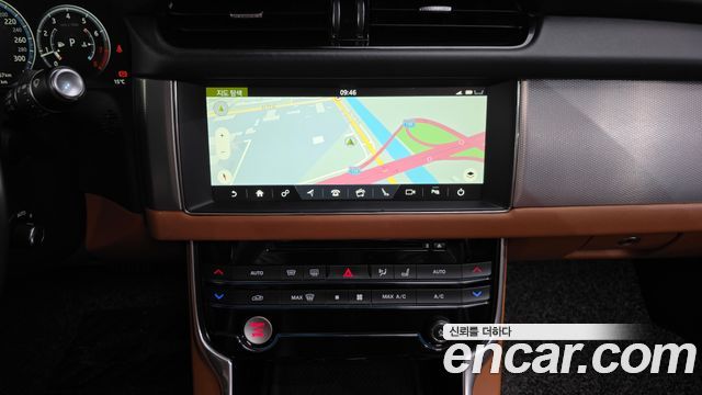 Jaguar XF 2019 — photo 14