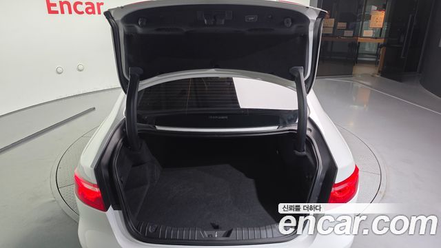 Jaguar XF 2019 — photo 20