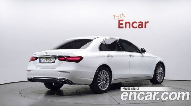 Mercedes-Benz E-Class 2022 — photo 2