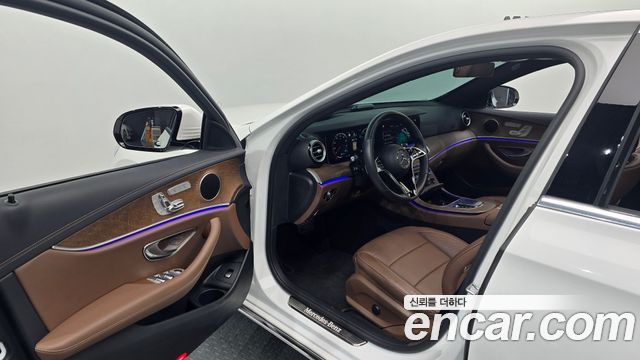 Mercedes-Benz E-Class 2022 — photo 17