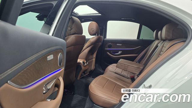 Mercedes-Benz E-Class 2022 — photo 18