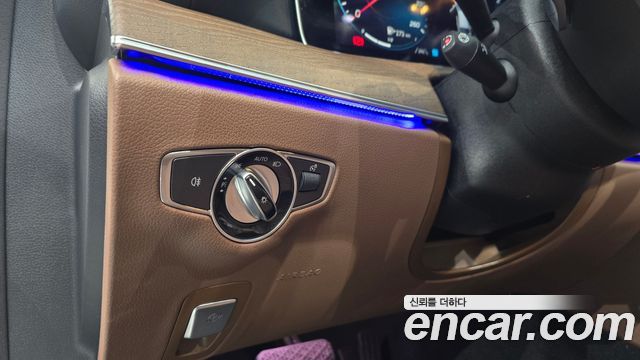 Mercedes-Benz E-Class 2022 — photo 20