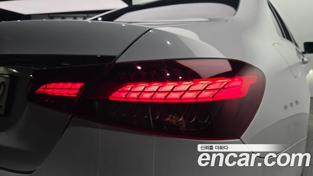 Mercedes-Benz E-Class 2022 — photo 9