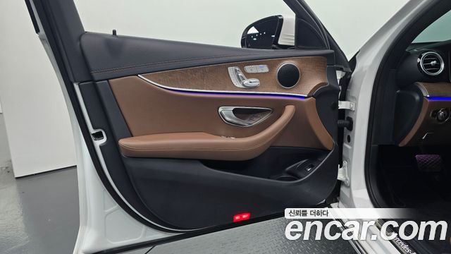 Mercedes-Benz E-Class 2022 — photo 14
