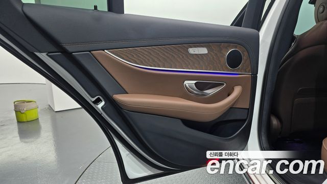 Mercedes-Benz E-Class 2022 — photo 15