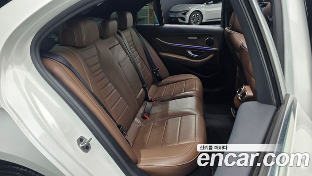 Mercedes-Benz E-Class 2022 — photo 16