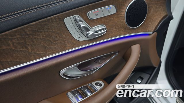 Mercedes-Benz E-Class 2022 — photo 28