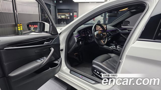 BMW 5-Series 2023 — photo 13
