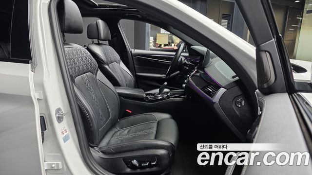 BMW 5-Series 2023 — photo 17