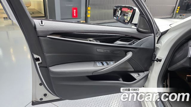 BMW 5-Series 2023 — photo 14