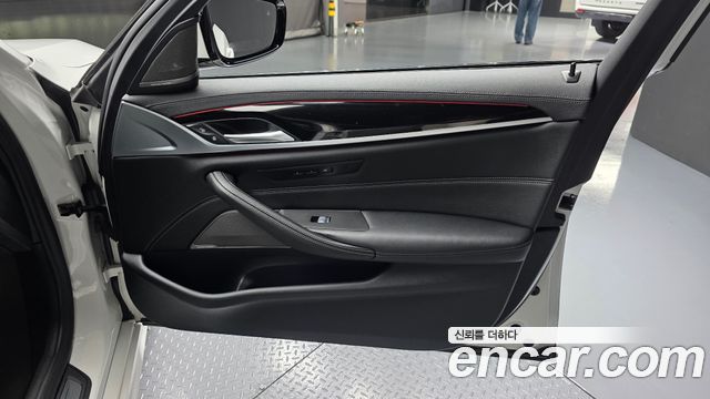 BMW 5-Series 2023 — photo 15