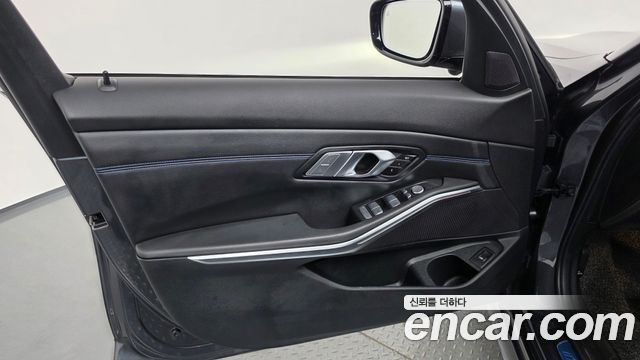 BMW 3-Series 2022 — photo 14