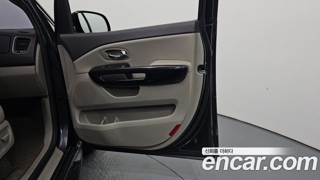 Kia Canival 2017 — photo 15