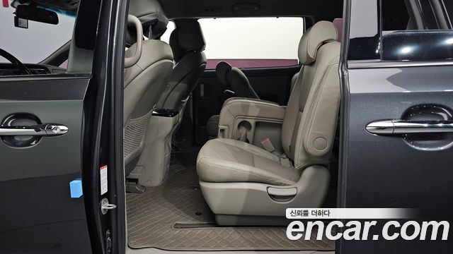Kia Canival 2017 — photo 16