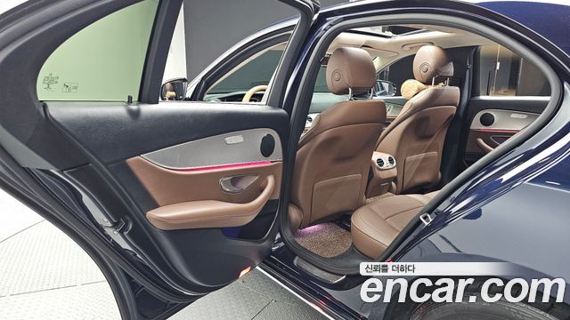 Mercedes-Benz E-Class 2019 — photo 18