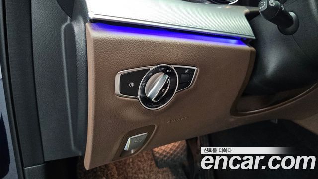 Mercedes-Benz E-Class 2019 — photo 26