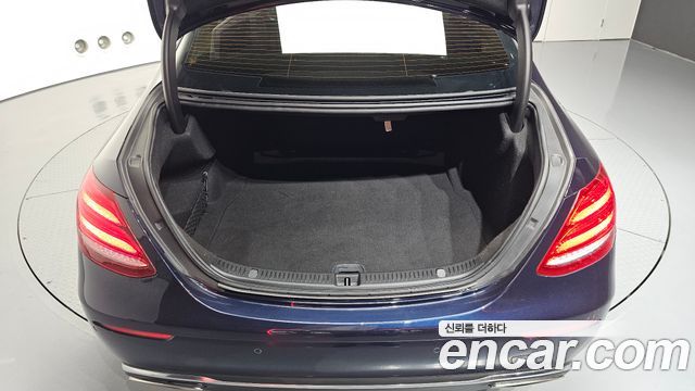 Mercedes-Benz E-Class 2019 — photo 34