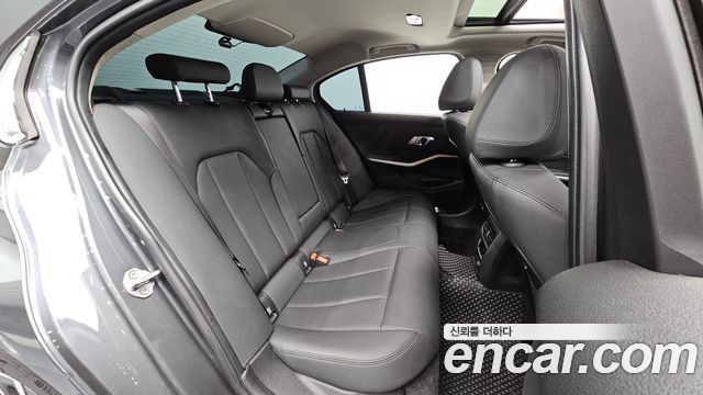 BMW 3-Series 2019 — photo 17