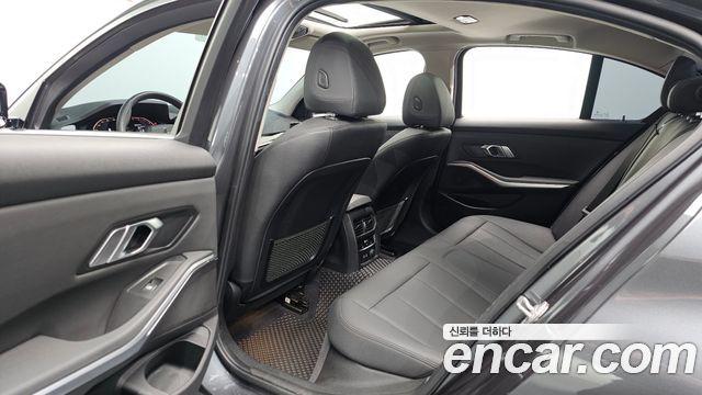 BMW 3-Series 2019 — photo 18