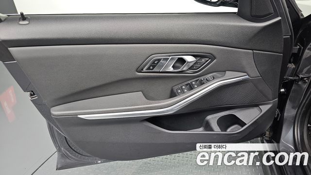 BMW 3-Series 2019 — photo 14