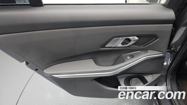 BMW 3-Series 2019 — photo 15