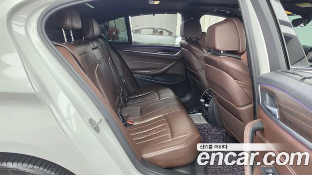 BMW 5-Series 2018 — photo 17