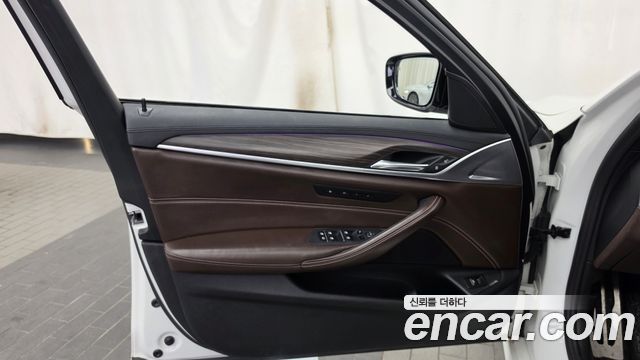 BMW 5-Series 2018 — photo 14