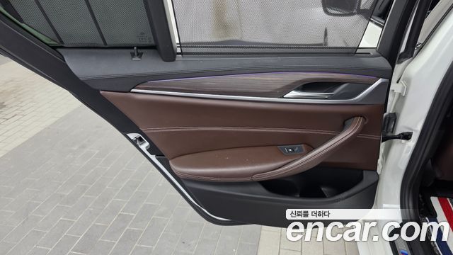 BMW 5-Series 2018 — photo 15